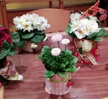 gemeinsam Blumentöpfe dekorieren und bepflanzen