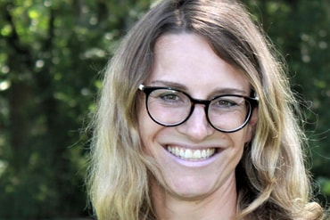 Daniela Klein, Jg. 1979, lebt mit ihrem Mann und ihren 3 Töchtern in Würzburg und arbeitet dort als Leitende Referentin beim CVJM Würzburg. Sie liebt Menschen und Natur, engagiert sich gerne für Familien, Junge Frauen und Internationales, und entspannt sich bei Musik, einem gutem Buch oder Outdooraktivitäten in den Bergen.