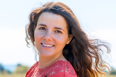 Rebecca Kehrberger, Jg. 1987, lebt auf einer der größten Baustellen Deutschlands in Mannheim. Ihr Herz schlägt für ihren Mann, ihre zwei Töchter und für den Stadtteil, in dem sie lebt. Dort darf sie als CVJM-Pionierin darüber staunen, was Gott entstehen lässt. Die Begegnungen mit Menschen geben ihr immer wieder Kraft für den Alltag. Gerade entdeckt sie die Schönheit der Natur vor der Haustüre, im Odenwald und in der Pfalz.