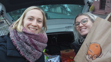 Viktoriia + Annika verteilen Weihnachtsgeschenke an geflüchtete Familien