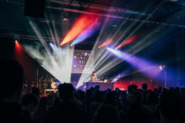 DJ MJ Deech | Micha alias MJ Deech ist in Deutschland als christlicher DJ unterwegs. Wir feiern am Samstagabend mit ihm gemeinsam eine richtig tolle Lobpreis-Party; christliche Songs werden durch seinen Mix in ein ganz neues elektronisches Musikgewand gepackt. Sein Sound lässt sich mit dem der großen ElektroDance-Festivals vergleichen.