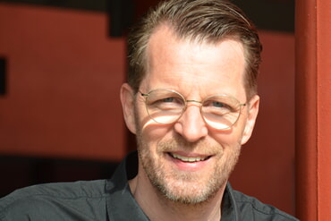 Stefan von Rüti kommt aus der Schweiz und hat ein großes Herz für junge Leiterinnen und Leiter; er fördert und begleitet sie auf ihrem Weg zu prägenden Persönlichkeiten. So hat er als Gründer auch das Studium ISTL auf den Weg gebracht und kennt den CVJM Baden bereits von einem Besuch und Gesprächen mit Verantwortlichen. In seinem biblisch-theologischen Vortrag wird er uns auf anschauliche Weise mit hineinnehmen in das Thema „leidenschaftlich leiten“. Bei Stefan geht es immer auch um das eigene Herz und darum, die eigene Position zu finden.