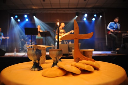 Kreuz und Bühne