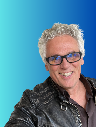 Ralf Bild blauer Hintergrund