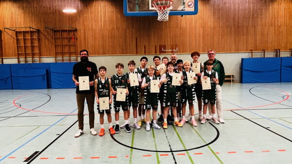 U14 M1 bei den Landesmeisterschaften Baden-W&uuml;rttemberg mit Head Coach John Gilliland (Links), Mannschaftspate Diddi Spitznagel (Mitte) und sportlichem Leiter (Christian Roos)
