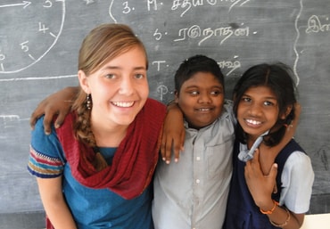 Eine unserer Freiwilligen mit Kindern aus der Schule des YMCA Madurai