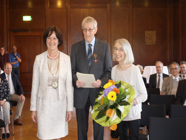 Oberbürgermeisterin Margret Mergen überreicht Ekke-Heiko Steinberg das Bundesverdienstkreuz im Beisein seiner Ehefrau Heidi